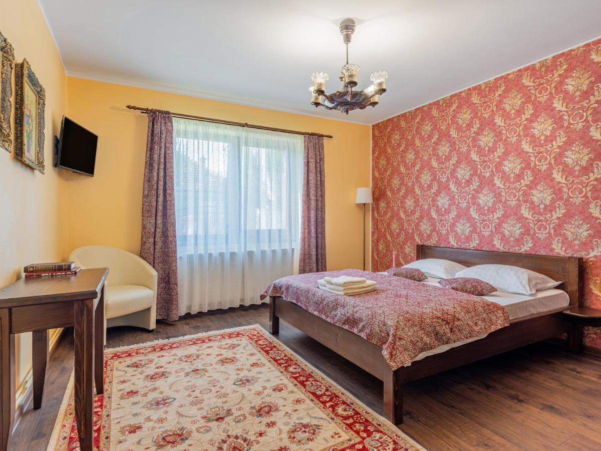 Hotel Casa Saraste à Rîşnov Extérieur photo