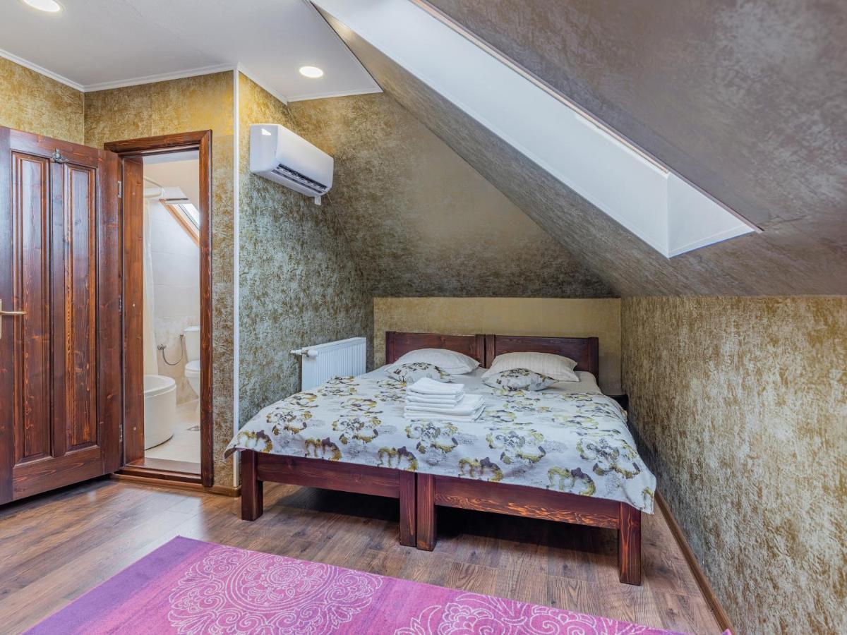 Hotel Casa Saraste à Rîşnov Extérieur photo