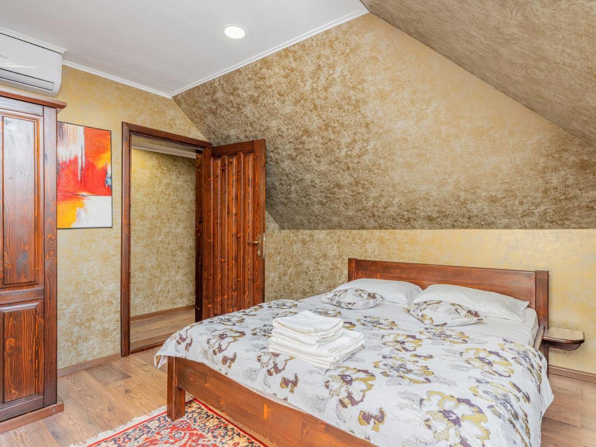 Hotel Casa Saraste à Rîşnov Extérieur photo