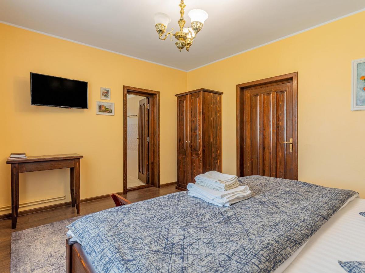 Hotel Casa Saraste à Rîşnov Extérieur photo