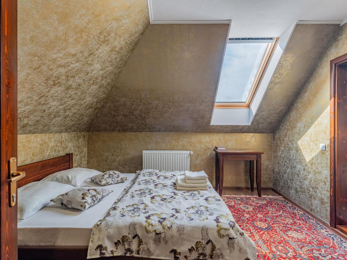 Hotel Casa Saraste à Rîşnov Extérieur photo