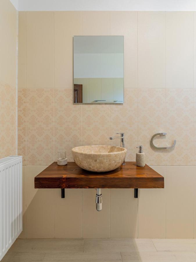 Hotel Casa Saraste à Rîşnov Extérieur photo