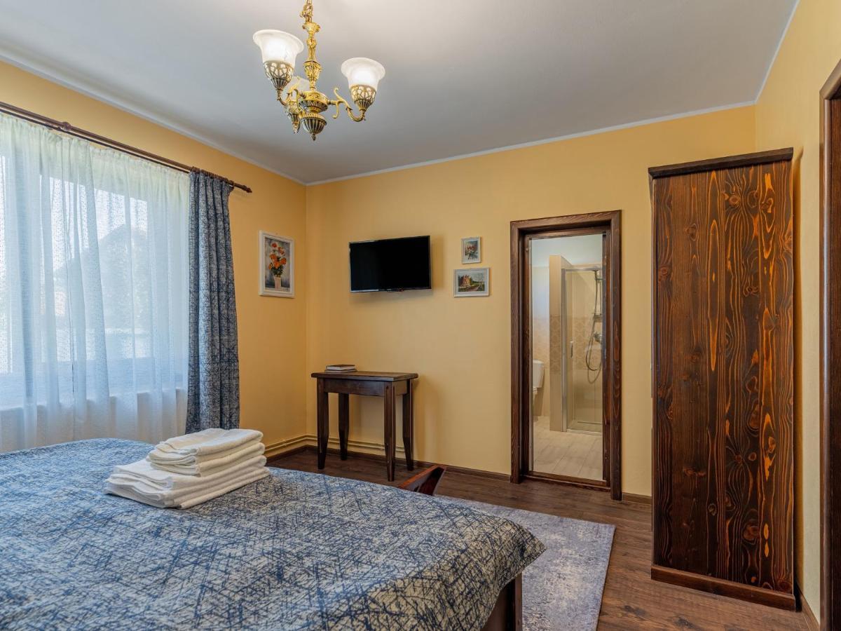 Hotel Casa Saraste à Rîşnov Extérieur photo