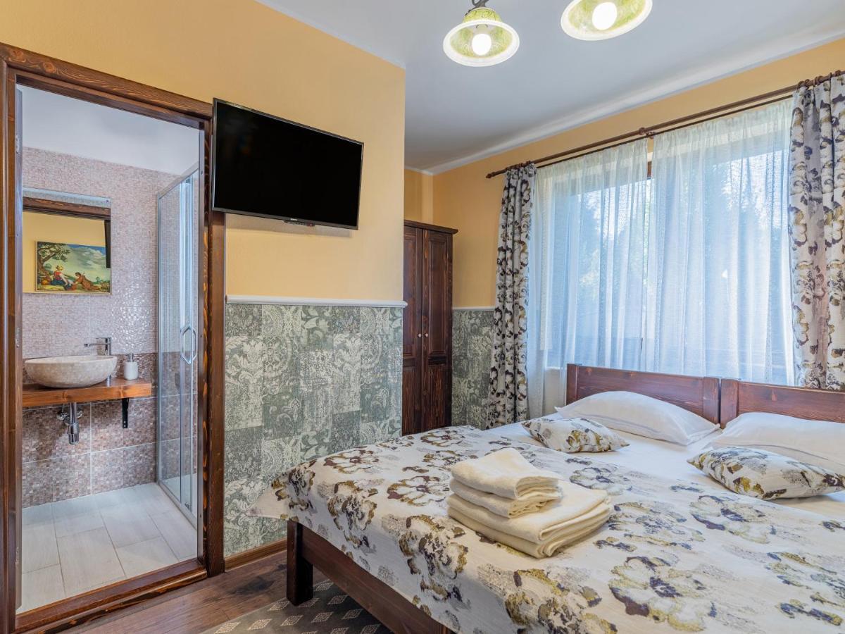 Hotel Casa Saraste à Rîşnov Extérieur photo