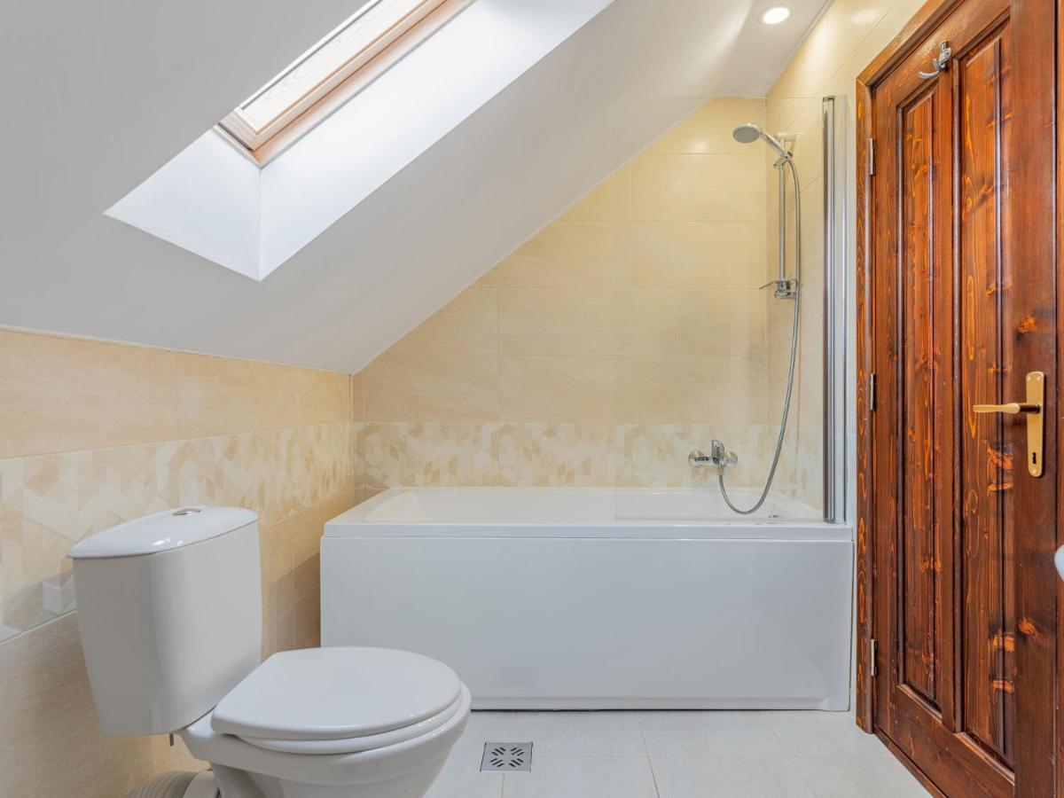 Hotel Casa Saraste à Rîşnov Extérieur photo