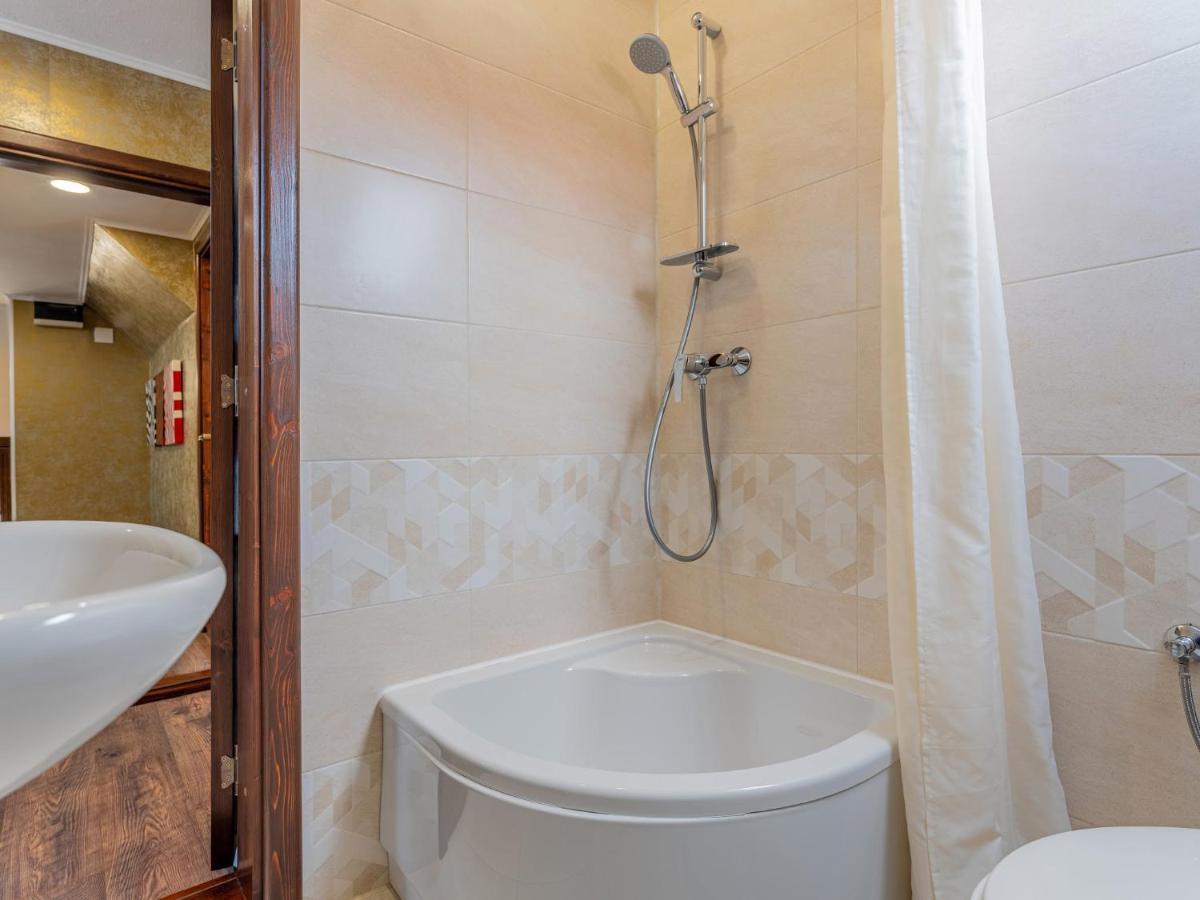 Hotel Casa Saraste à Rîşnov Extérieur photo