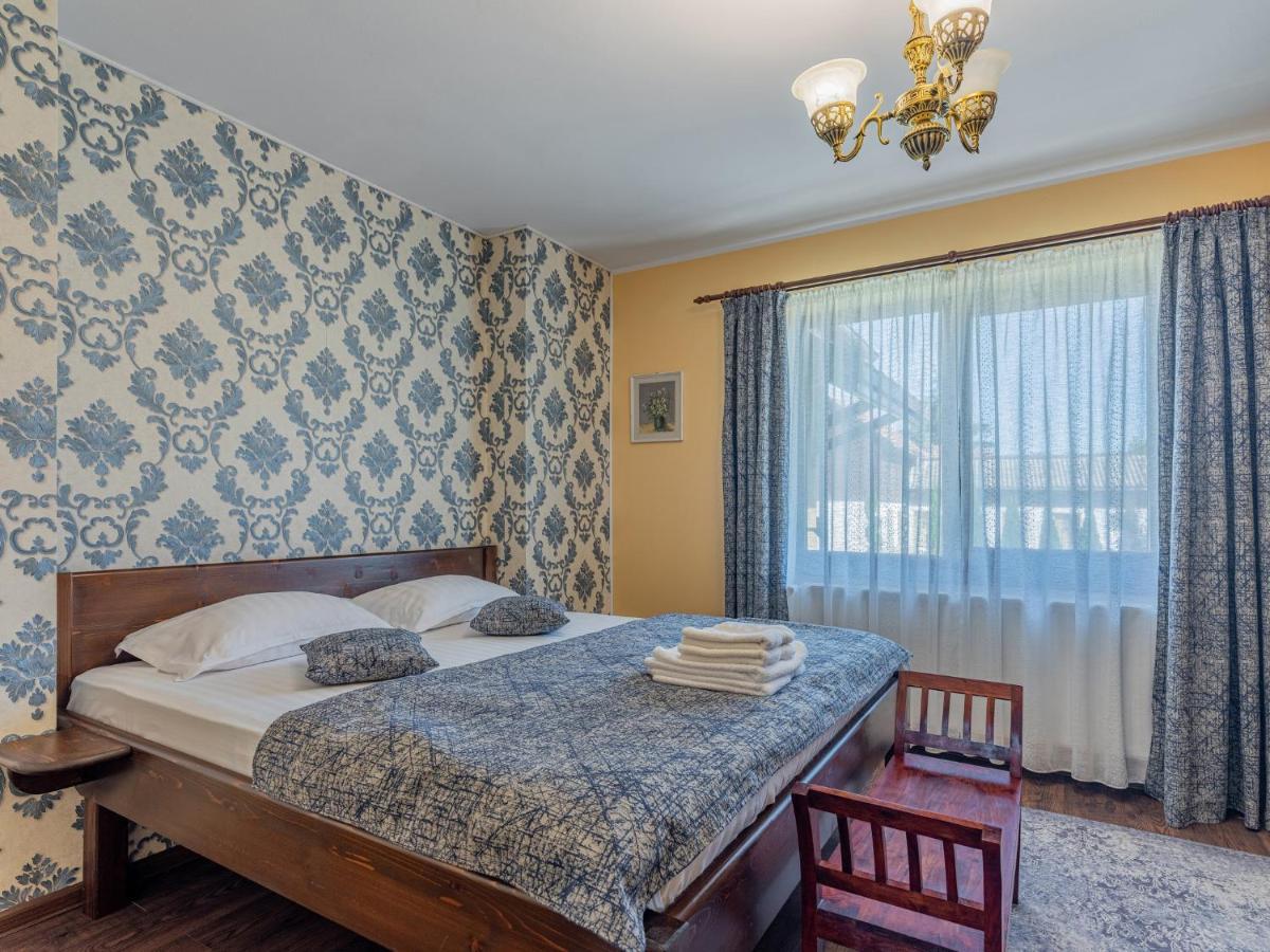 Hotel Casa Saraste à Rîşnov Extérieur photo
