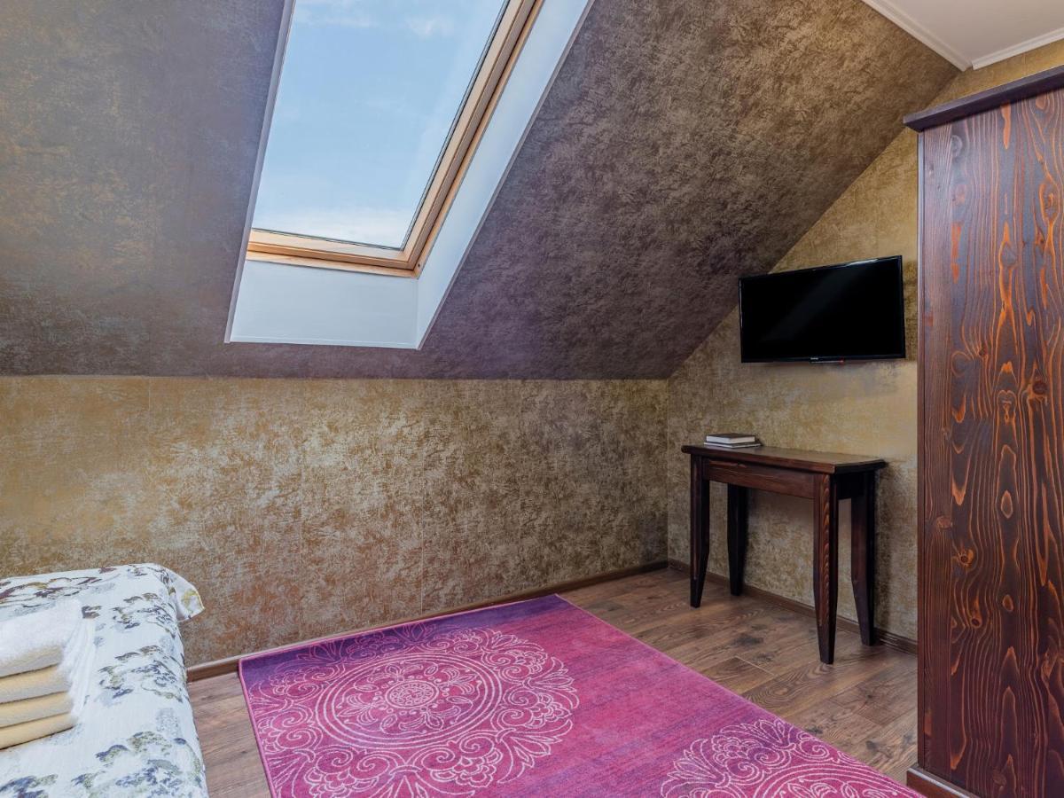 Hotel Casa Saraste à Rîşnov Extérieur photo